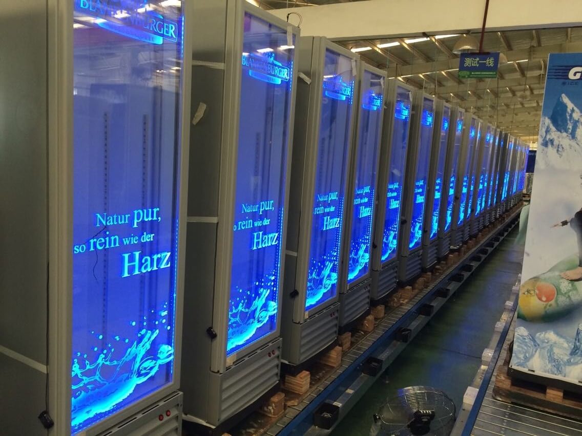 Procool Getränkekühlschrank mit beleuchteten Glasschildern zur Getränkeförderung