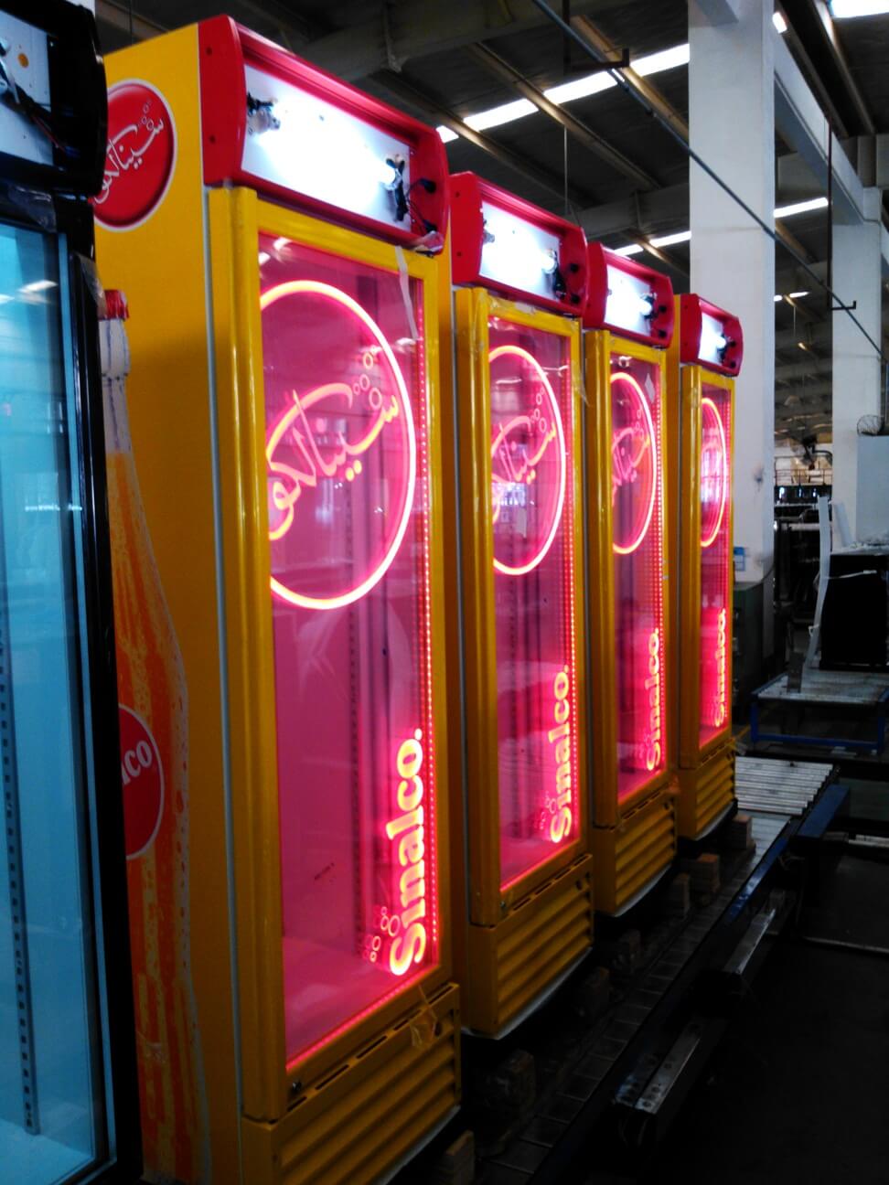 Refroidisseurs d'affichage à porte en verre Procool avec panneau acrylique éclairé par les bords