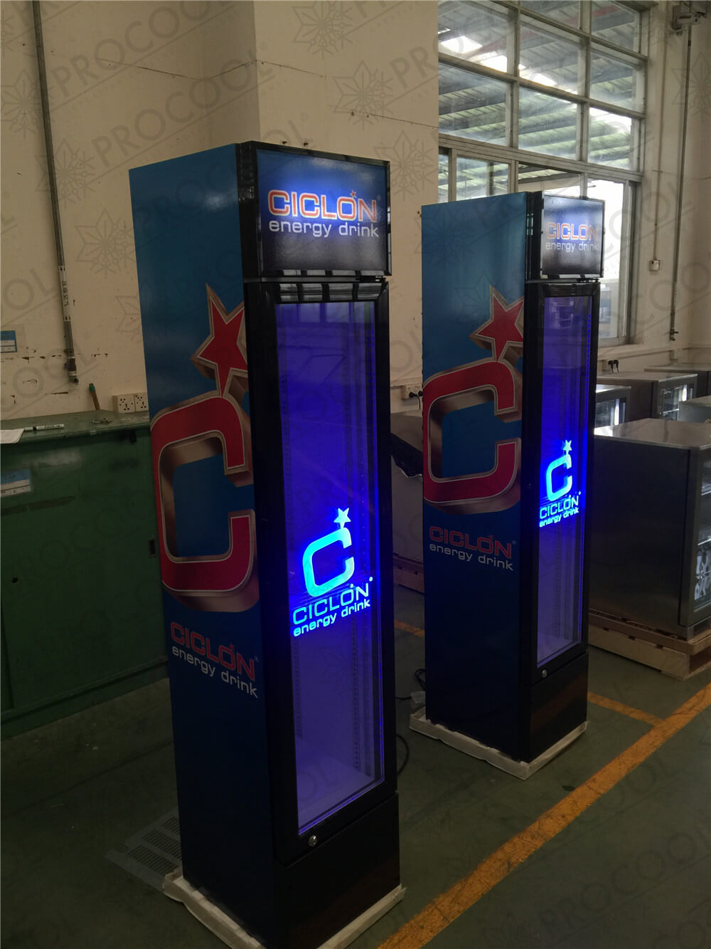 Refrigeradores Procool con letreros de vidrio grabado iluminado