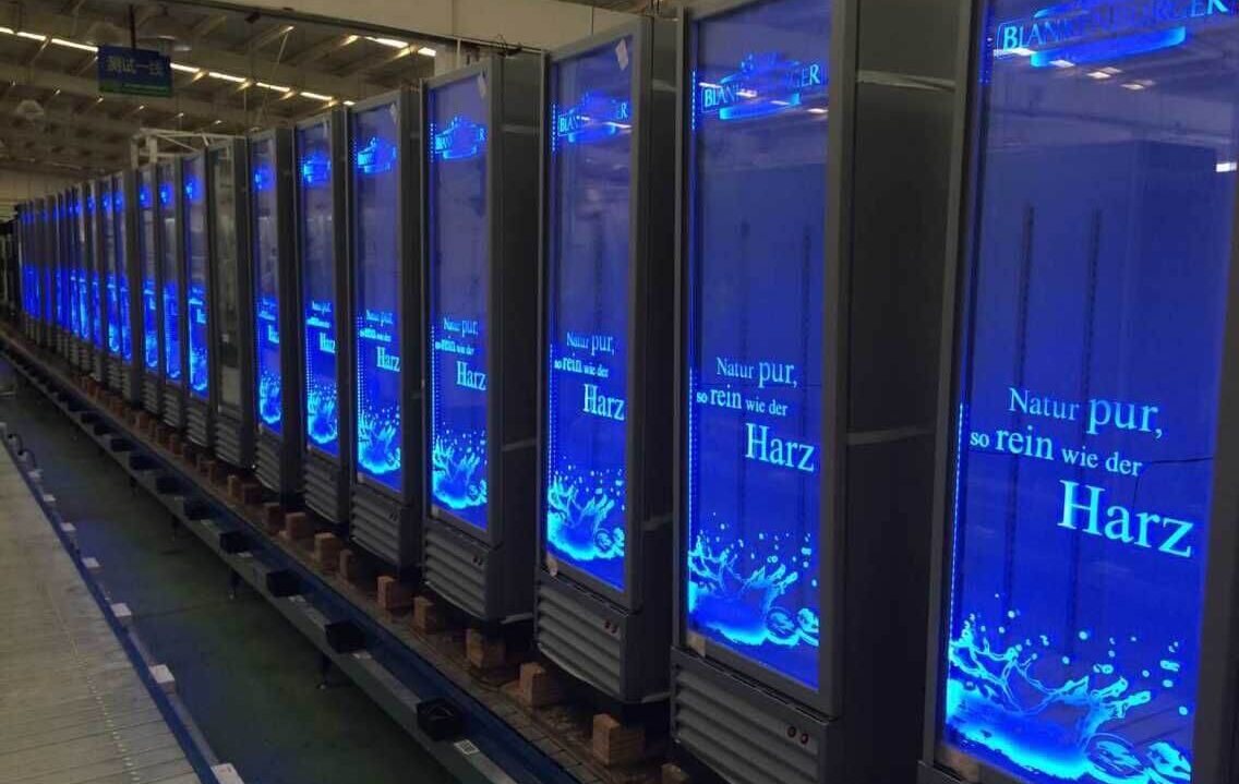 Frigoríficos verticales Procool con letreros iluminados en vidrio grabado Frigoríficos verticales Procool con letreros iluminados en vidrio grabado