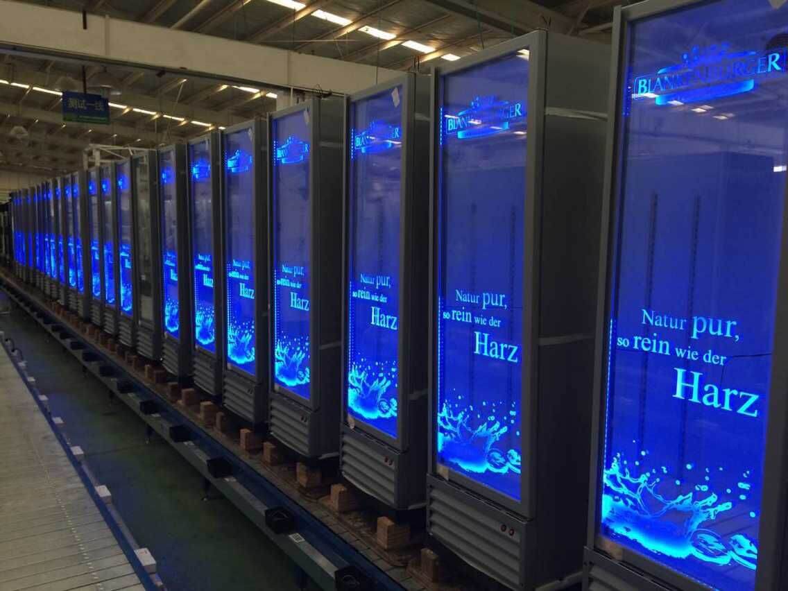 Aufrechte Kühlschränke von Procool mit beleuchteten Schildern aus geätztem Glas