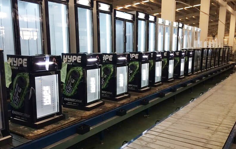 HYPE Energy Drink Minikühlschrank in der PROCOOL-Produktionslinie